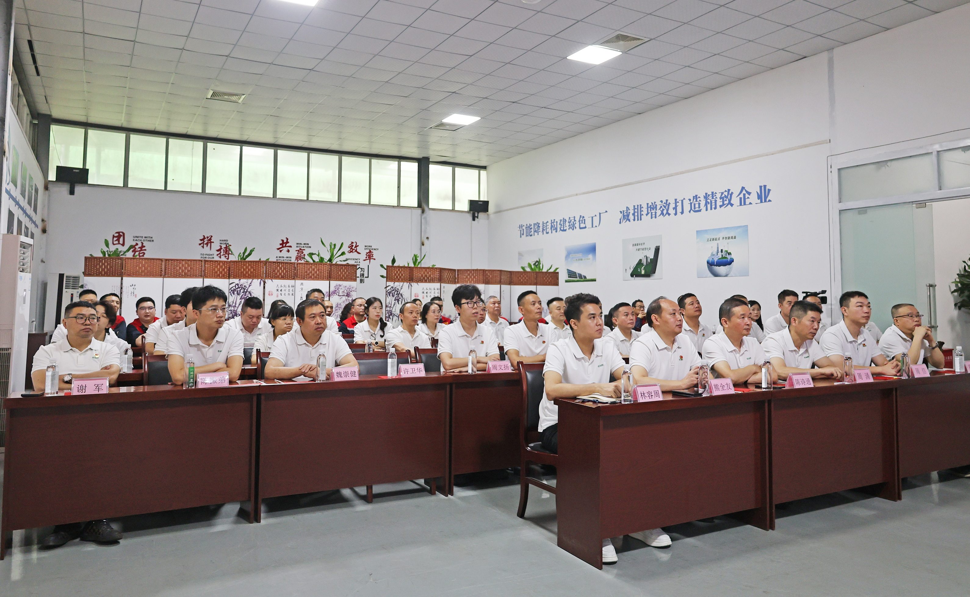 都钢钢铁集团党支部开展&ldquo;支部携手观阅兵&middot;热血澎湃铸忠心&rdquo;主题党日活动，凝聚奋进力量